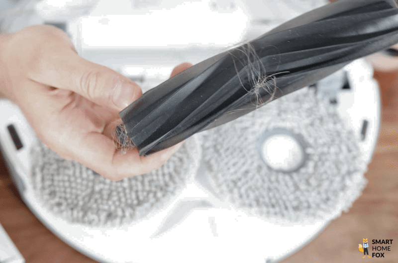 Die Gummibürste des ECOVACS DEEBOT T20 OMNI wird in den Händen gehalten.